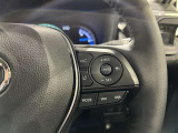 ステアリングスイッチ付きで、運転中に視線を前に向けたまま操作できます。