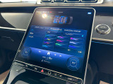 【アンビエントライト】64色の中から、ドア、ダッシュボード、センターコンソールなどのLEDの間接照明が車内空間を上質に彩り、ラグジュアリーな雰囲気を演出します。
