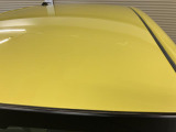 ルーフにシールのはがし跡があります。