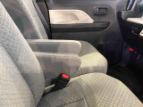 センターアームレスト付きで運転中も腕が楽々!