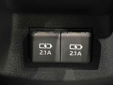 センターコンソールボックス後部のUSB充電ポートがツインなのはウレシイ♪