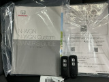 メンテナンスノート【点検整備記録簿・保証書】、取説です。スマートキーはバッグなどにしまったままボタン操作でエンジンの始動・停止ができて大変便利です。