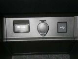 【電源コンセント】非常時やキャンプなどに役立つAC100V/100Wコンセント付きです。