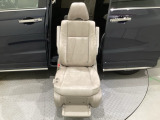 スライドドアにより、リフトアップシートの両側から乗降をサポートできます。日頃から車いすや杖を利用している方におすすめです。介護する方がシート両側から支えられます。