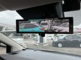 車体の後部にカメラがついていて、その映像がルームミラー内のモニターに表示します。人や荷物などで視界が遮られた時なども確認がしやすいです。