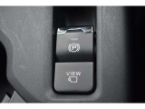 電動パーキングブレーキはスイッチ一つ(指で引く、または押す)でパーキングブレーキの作動・解除ができます。力が必要ないため、誰でも簡単に操作できます。