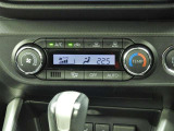 オートエアコンを装備しておりますので、四季を通じて車内を快適な温度に保つことが出来ます!高級感が有りますね!