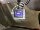 【別途SDカードの購入が必要です。また社外品は保証対象外となります。】運転中の映像・音声などを記録して、交通事故やトラブルが起きた時の正確な状況把握に役立つドライブレコーダーが装着されています。