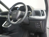 運転席の様子です。見通しの良いすっきりとした内装で、運転しやすい空間となっております!