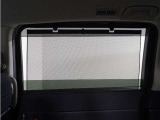 ◆スクリーンサンシェード◆リアドアに装備されています。日差しを和らげ、プライバシーの保護にも役立ちます。後部座席にお子様を乗車させるときも、ゆっくりお昼寝できます♪