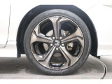 純正のアルミホイールが足元を飾ります!タイヤサイズは225/45R18です。