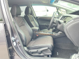 体を包み込む形のシートなので、長時間運転しても疲れません。