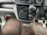シフトレバーがステアリングに近く運転しやすく、足元もスッキリします