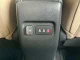 後部座席にもUSBポートあります。シートベルト警告灯になります。