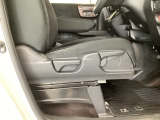 【前席】運転席にはシート高を調整できるハイトアジャスターが装備され、幅広いシートポジションの設定が可能になっております♪