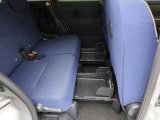 リヤシート下には置きラクボックス。フロアに直接置きたくない荷物などに便利です。