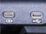 USB端子と充電用USB端子を装備しております