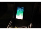 携帯電話を置けば、スマートフォンチャージャーにより充電可能です。