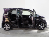 Honda独自のセンタータンクレイアウト、低床設計で床が低くドアも大きく開きますので、女性やお子様、ご年配の方にも一段と乗り降りがしやすくなっています。