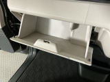 【グローブボックス】収納スペースが沢山あるので車内が散らからずに助かります。ちょっとした物を入れるのにいいですね♪