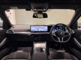 BMWの運転席はドライバーオリエンテッドという構造を採用。ドライバー目線の操作がしやすい設計になっており、ドライブ中にも目線の移動が少なく運転中にも簡単に操作ができます。