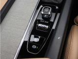 運転に配慮し、可能な限り点数を絞ったセンターコンソールの物理ボタン類。配されたのは繊細なダイヤ柄エッチングが施されたエンジンスタートノブとドライブモードスイッチ。クロームが鈍色の光を放ちます。