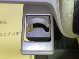 運転席からも助手席からも自由に使えるドリンクホルダーもついております。足元部分にはちょっとした小物を入れるのに便利な収納BOXもあります。