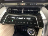 左右独立温度コントロールフルオートエアコンです。運転席、助手席それぞれで独立して温度設定ができます。