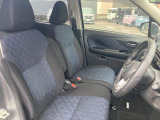 ◆前面ドア運転席◆ドアの開口が広く乗降ラクラク。シートの幅も広く運転していてもストレスを感じません。足元も広く快適なドライブを演出してくれます。