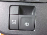 指先だけでパーキングブレーキの操作が可能です!また『HОLD』機能を使えばブレーキペダルから足を離してもブレーキを保持するので、渋滞や信号待ちで重宝します!
