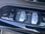 運転席ドアに配置されたパワーウィンドウとドアミラー操作スイッチ