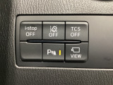 運転席脇のクラスタースイッチ部分にはカメラ切り替えスイッチ、パーキングセンサー、その他走行系スイッチを集中配置しております。