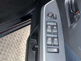 運転席側のフロントドアに全ドアのパワーウィンドウ開閉スイッチとウィンドウロックスイッチと電動格納式ドアミラーの操作スイッチが有るので手元でミラー調整ができるので便利です。
