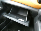 助手席側には車検証入れなどが収納できるグローブボックスが備わっています。