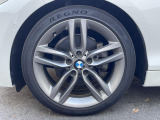 BMWならではの卓越した走りを支えるホイールと足回りです!日本車の走りに慣れている方にもぜひ体感して頂きたいほど、高いレベルでまとまっています!純正18インチアルミホイール。