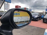 隣車線を走る車両をレーダーで検知し、ドアミラーでは確認しにくい後側方エリアに存在する車両に加え、急接近してくる車両も検知します。車両を検知するとドアミラーに搭載されたLEDインジケーターが点灯します。