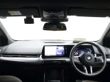 視線の先に自然と情報が集まり必要な操作へスムーズに手が届くBMWならではのコックピット。洗練されたデザインと上質な素材が調和し乗り込んだ瞬間からドライバーの走る歓びを日常に感じる空間です。