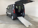 日頃から車いすを利用し、クルマのシートへの乗り移りが難しい方におすすめです。車いすに乗ったまま移動できるので、車いすをご利用の方の移動をサポートするとともに、介護する方の負担を軽減します。