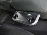 休憩時のちょっとした小物置きに使える、前席背面の格納式テーブルです。