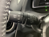 レバーをAUTOの位置にしているとき、レインセンサーが雨を感知すると、雨量に応じてワイパーが自動で作動してくれるオートワイパーを装備!設定変更で非作動にすると、間欠作動に固定されます。