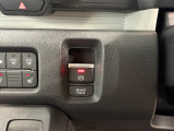電子制御パーキングブレーキは信号待ちでも便利。いつもより運転がラクになるはずです。