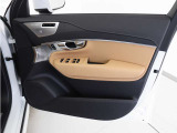 運転席ドアの全景です。キャビンを彩るすべてのものに、機能を形にした美しさが備わっています。