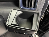 【運転席ドリンクホルダー】