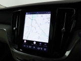 縦型9インチのタッチパネル式ディスプレイはカーナビ、運転支援システムや空調、オーディオの設定もこの画面を介して行います。電話のほか、エアコン、シートコントロール、車両設定などもえます。