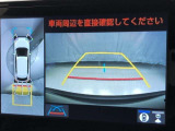 車の全周囲の画像が表示されます。運転席から見づらい個所なども、上空から見たような映像で確認できます。映像のきりかえも出来、後方確認だけでなく大変便利な機能です。