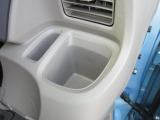 運転席と助手席にはドリンクホルダーがあります。取りやすい位置にありますからドライブも楽しくなりますね!