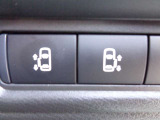 両側とも電動オートスライドドアです。運転席からも操作できて便利です。