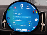 【ⅰドライブナビゲーション】文字情報も鮮明に表示する高解像度カラーディスプレイを採用。視認性に優れた地図デザインと特徴的な建造物を目印にした描写表示で現在位置を把握できます。地図データの更新も可能です