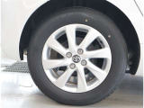 純正アルミホイール。デザインが素敵ですね。お車全体のイメージ変わりますね。ホイールの重量やタイヤの放熱性など性能面に大きく関わる部分ですよね。タイヤサイズは 185/65R15 です。