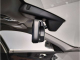 BMWではルームミラーの裏側にETCの車載器が内蔵されており、別途で車載器の購入必要なしで非常にスマート。皆様が驚かれるポイントのでもあります